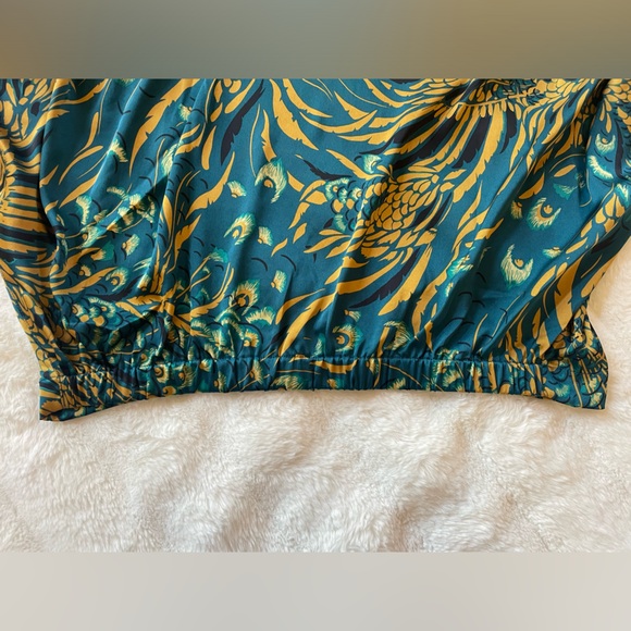 White House Black Market Top. - Picture 2 of 8